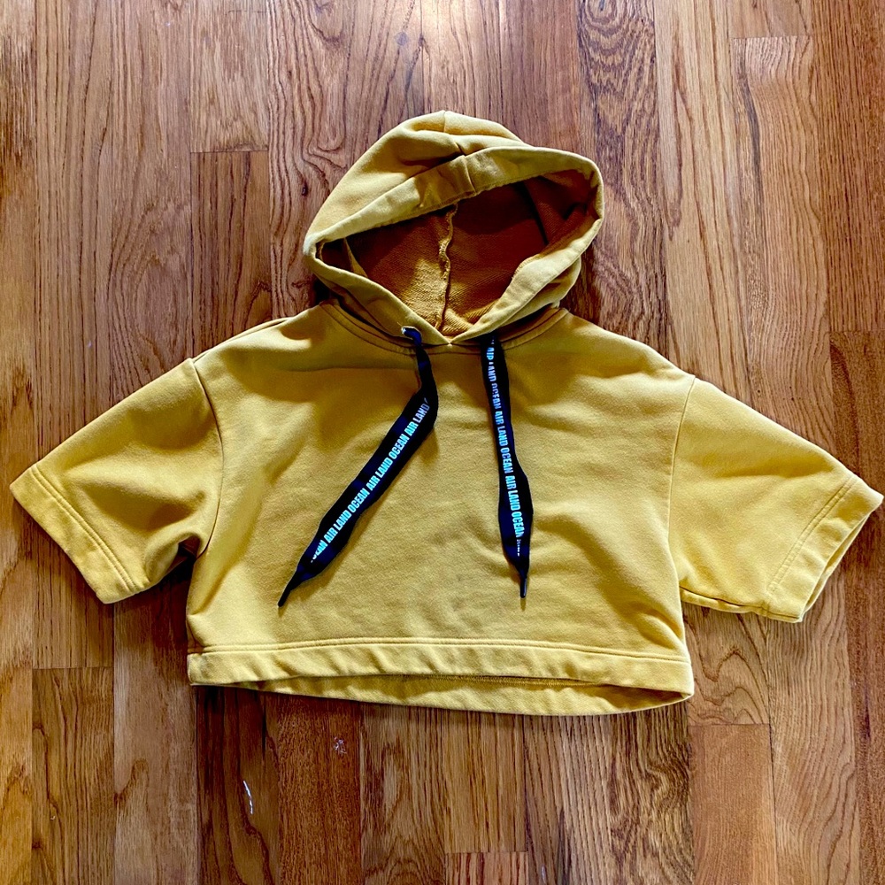 Alo yoga cropped sweatshirt! Gently worn